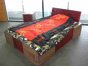 Bett mit Nachtschrank in Nussbaum