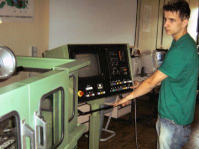 Überwachung eine CNC-Maschine Überwachung eine CNC-Maschine