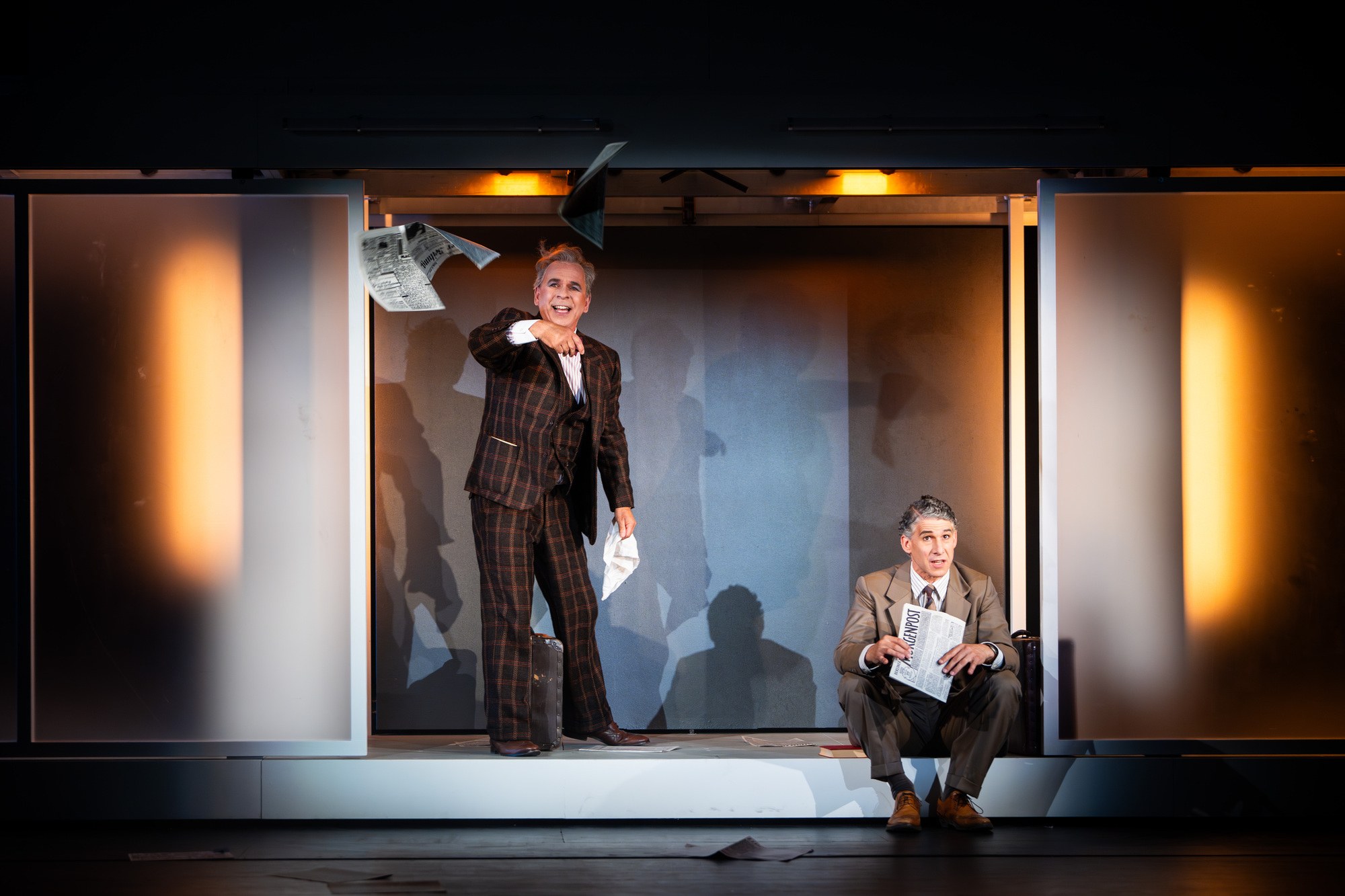 Der ewige Spießer TfN theater für niedersachsen: „Der ewige Spießer“, im Bild: Martin Schwartengräber (Herr Schmitz), Manuel Klein (Alfons Kobler)
