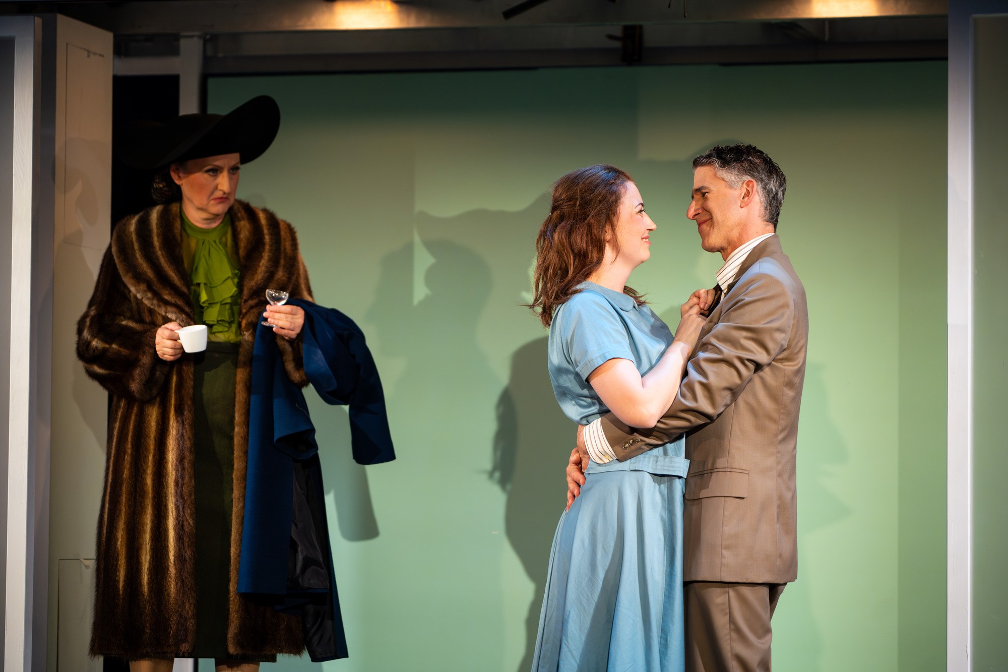 Der ewige Spießer theater für niedersachsen: „Der ewige Spießer“, im Bild: Simone Mende (Hofopernsängerin), Nina Carolin (Anna Polinger), Manuel Klein (Alfons Kobler)