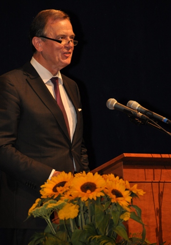 Vorstandsmitglied H. W. Wiedbrauck bei seiner Rede