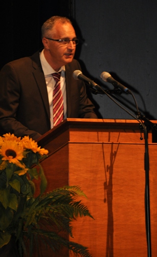 Elternvertreter J. Treuberg bei seinen Ausführungen Elternvertreter J. Treuberg bei seinen Ausführungen
