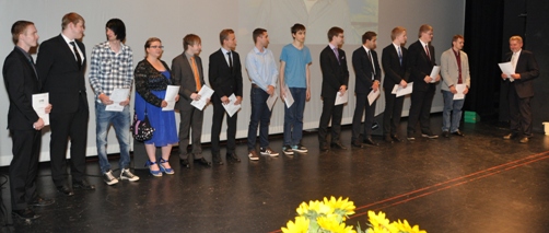 Die Schülerin und Schüler der Klasse BG13 mit ihrem Klassenlehrer F. Riesenberg Die Schülerin und Schüler der Klasse BG13 mit ihrem Klassenlehrer F. Riesenberg