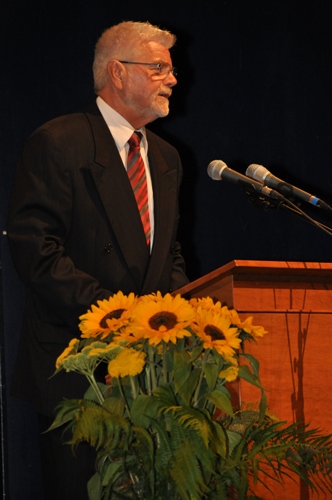 Der Schulleiter W. Hartmann bei seiner Berüßungsrede