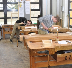 Tischlerausbildung: Handwerkliche Tätigkeiten, wie Sägen und Arbeiten mit dem Stecheisen